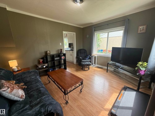 5113 Fifth Street, Boyle, AB - Indoor Photo Showing Living Room
