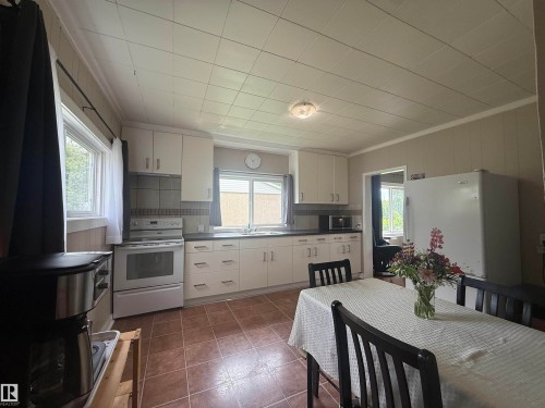 5113 Fifth Street, Boyle, AB - Indoor