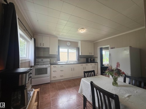 5113 Fifth Street, Boyle, AB - Indoor