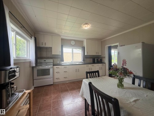 5113 Fifth Street, Boyle, AB - Indoor