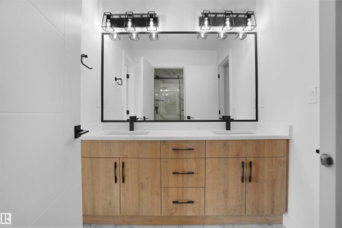 955 Elderberry Landing Nw, Edmonton, AB - Indoor Photo Showing Bathroom
