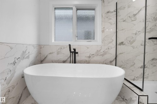 955 Elderberry Landing Nw, Edmonton, AB - Indoor Photo Showing Bathroom