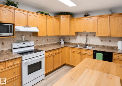 #10 5011 Pine Dr, Cherry Grove, AB - Indoor Photo Showing Kitchen With Double Sink