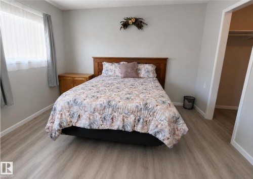 #10 5011 Pine Dr, Cherry Grove, AB - Indoor Photo Showing Bedroom