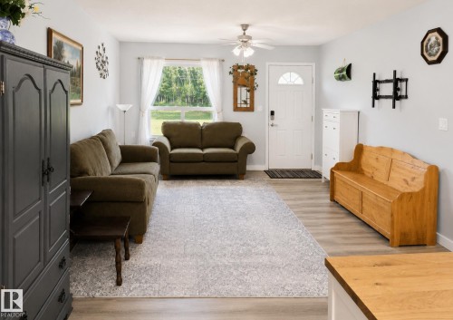 #10 5011 Pine Dr, Cherry Grove, AB - Indoor Photo Showing Living Room