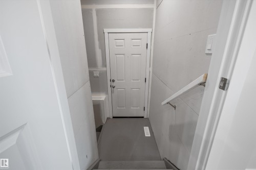 9105 Elves Loop Nw, Edmonton, AB - Indoor Photo Showing Other Room