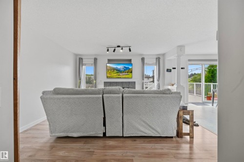 214 Hyndman Crescent Nw, Edmonton, AB - Indoor Photo Showing Living Room