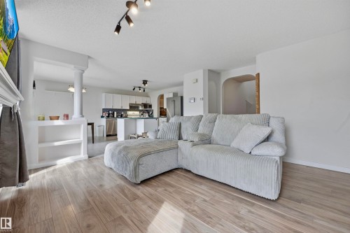 214 Hyndman Crescent Nw, Edmonton, AB - Indoor Photo Showing Living Room