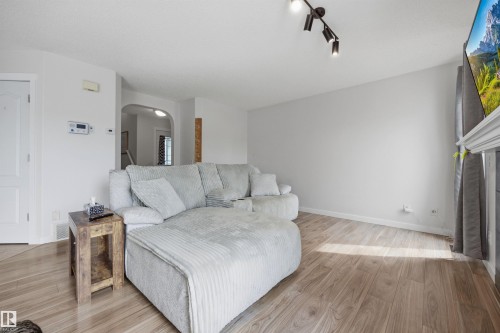 214 Hyndman Crescent Nw, Edmonton, AB - Indoor Photo Showing Living Room