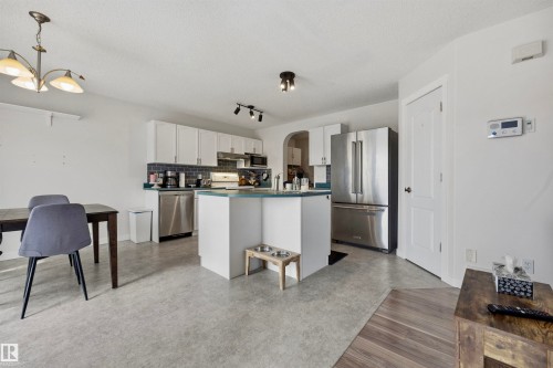 214 Hyndman Crescent Nw, Edmonton, AB - Indoor Photo Showing Kitchen