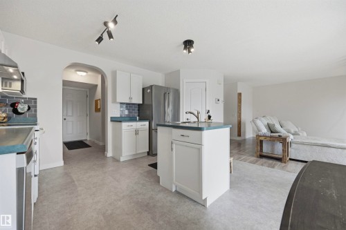 214 Hyndman Crescent Nw, Edmonton, AB - Indoor Photo Showing Kitchen
