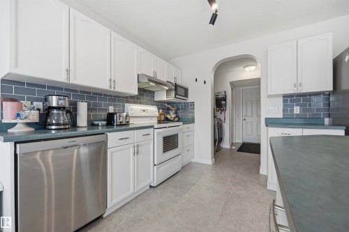 214 Hyndman Crescent Nw, Edmonton, AB - Indoor Photo Showing Kitchen