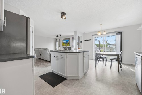 214 Hyndman Crescent Nw, Edmonton, AB - Indoor Photo Showing Kitchen