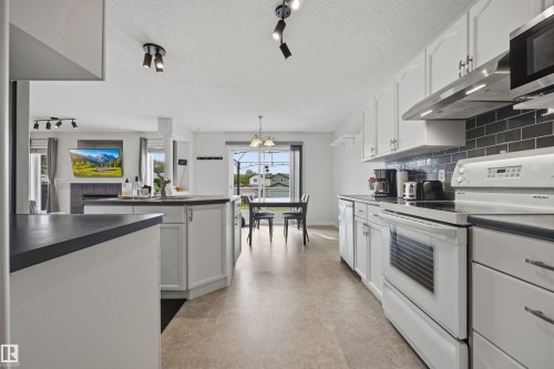 214 Hyndman Crescent Nw, Edmonton, AB - Indoor Photo Showing Kitchen