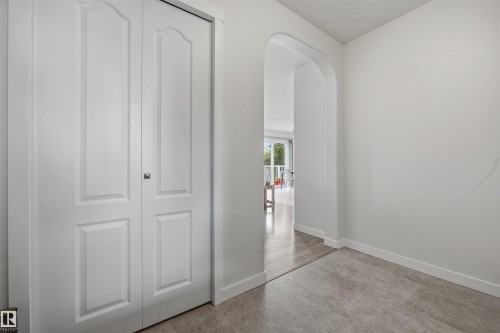214 Hyndman Crescent Nw, Edmonton, AB - Indoor Photo Showing Other Room