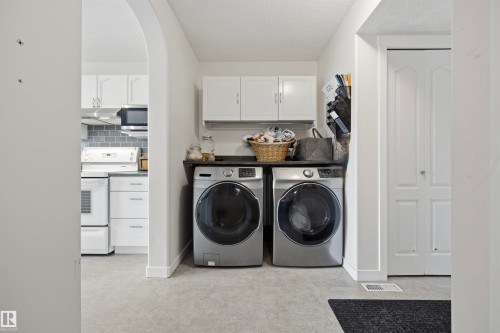 214 Hyndman Crescent Nw, Edmonton, AB - Indoor Photo Showing Laundry Room