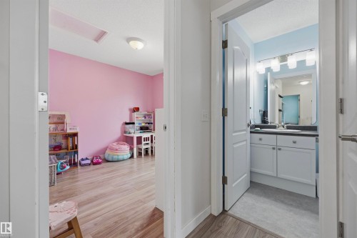 214 Hyndman Crescent Nw, Edmonton, AB - Indoor