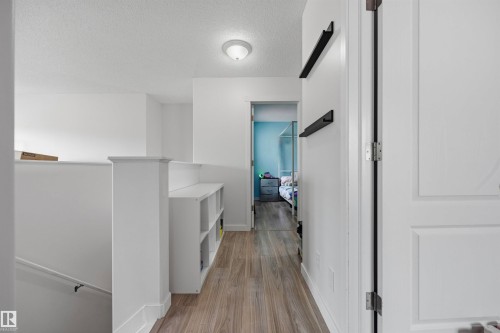 214 Hyndman Crescent Nw, Edmonton, AB - Indoor Photo Showing Other Room