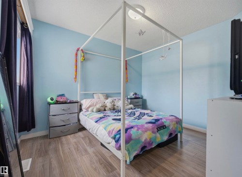 214 Hyndman Crescent Nw, Edmonton, AB - Indoor Photo Showing Bedroom