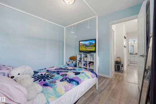 214 Hyndman Crescent Nw, Edmonton, AB - Indoor Photo Showing Bedroom