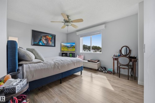214 Hyndman Crescent Nw, Edmonton, AB - Indoor Photo Showing Bedroom