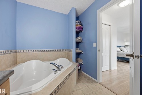 214 Hyndman Crescent Nw, Edmonton, AB - Indoor Photo Showing Bathroom