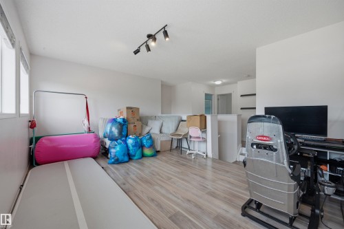 214 Hyndman Crescent Nw, Edmonton, AB - Indoor