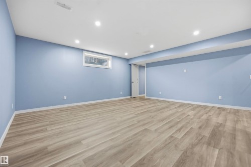 214 Hyndman Crescent Nw, Edmonton, AB - Indoor