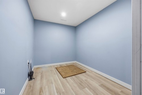 214 Hyndman Crescent Nw, Edmonton, AB - Indoor Photo Showing Other Room