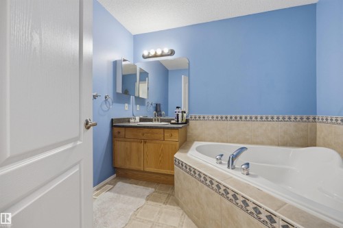 214 Hyndman Crescent Nw, Edmonton, AB - Indoor Photo Showing Bathroom