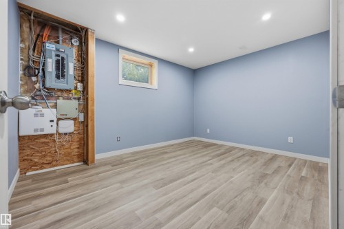 214 Hyndman Crescent Nw, Edmonton, AB - Indoor Photo Showing Other Room