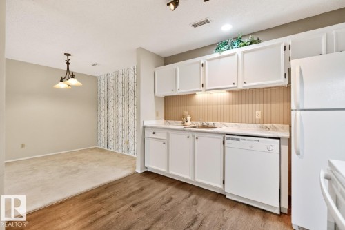 #31 2115 118 St Nw, Edmonton, AB - Indoor Photo Showing Kitchen
