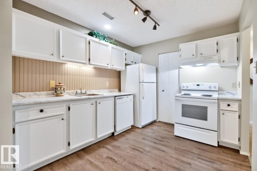 #31 2115 118 St Nw, Edmonton, AB - Indoor Photo Showing Kitchen