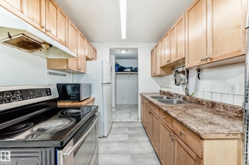 #5C 5715 133 Av Nw, Edmonton, AB - Indoor Photo Showing Kitchen With Double Sink