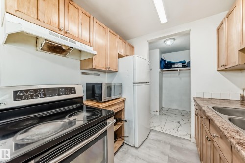 #5C 5715 133 Av Nw, Edmonton, AB - Indoor Photo Showing Kitchen With Double Sink