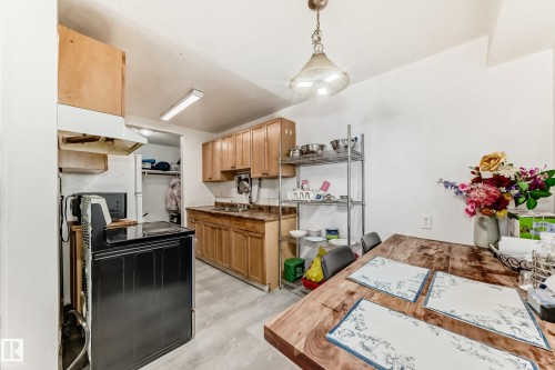 #5C 5715 133 Av Nw, Edmonton, AB - Indoor Photo Showing Kitchen