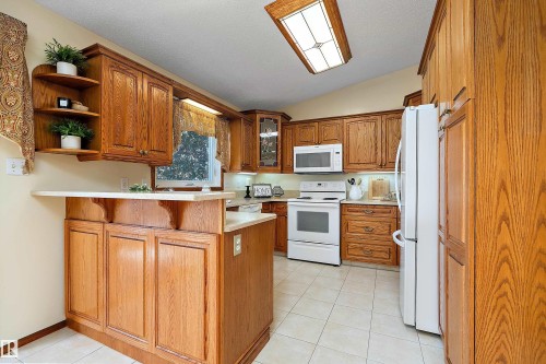 4823 32 Avenue Nw, Edmonton, AB - Indoor Photo Showing Kitchen