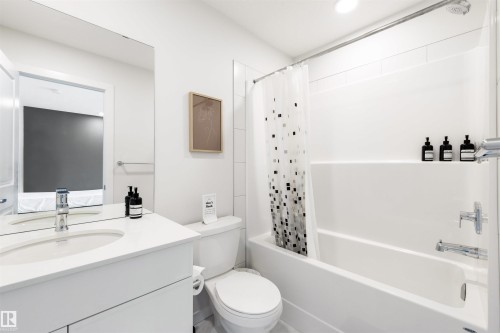 8125 226A Street Nw, Edmonton, AB - Indoor Photo Showing Bathroom