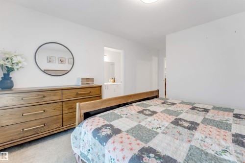 1647 13 Street Nw, Edmonton, AB - Indoor Photo Showing Bedroom