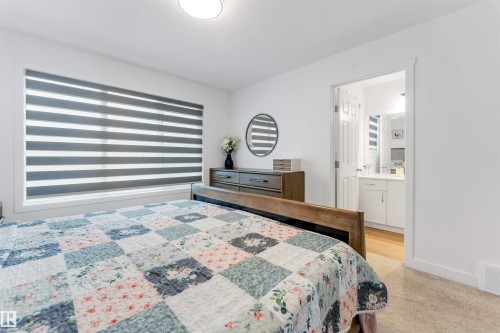 1647 13 Street Nw, Edmonton, AB - Indoor Photo Showing Bedroom