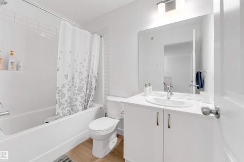 1647 13 Street Nw, Edmonton, AB - Indoor Photo Showing Bathroom