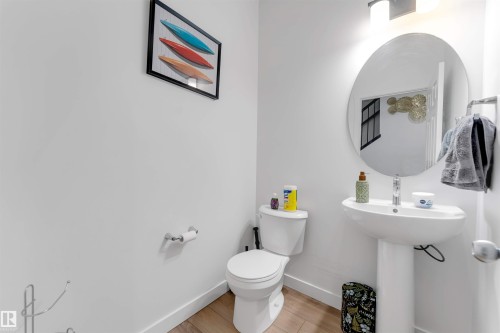 1647 13 Street Nw, Edmonton, AB - Indoor Photo Showing Bathroom