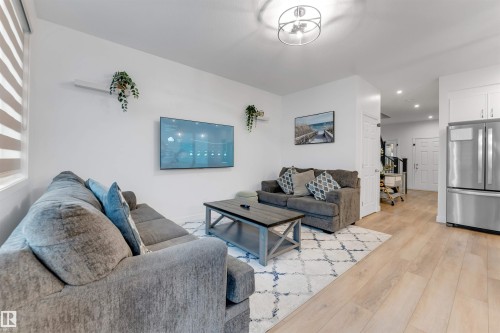 1647 13 Street Nw, Edmonton, AB - Indoor Photo Showing Living Room