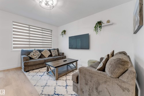1647 13 Street Nw, Edmonton, AB - Indoor Photo Showing Living Room