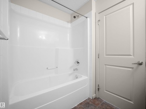 215 3357 16A Avenue, Edmonton, AB - Indoor Photo Showing Bathroom