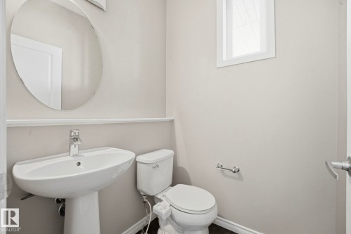 7043 22 Avenue Sw, Edmonton, AB - Indoor Photo Showing Bathroom