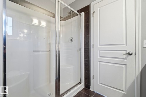 7043 22 Avenue Sw, Edmonton, AB - Indoor Photo Showing Bathroom