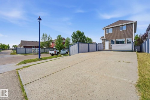 7043 22 Avenue Sw, Edmonton, AB - Outdoor
