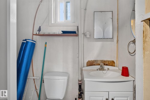 Image quality insufficient for description - 12229 88 Street Nw, Edmonton, AB - Indoor Photo Showing Bathroom