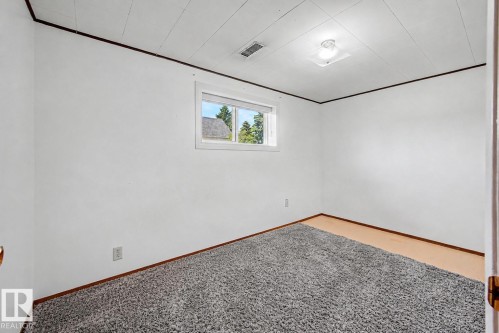 Edmonton, AB - Indoor Photo Showing Other Room